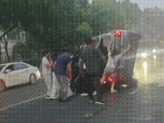 合肥一车辆失控侧翻，一群人瞬间冲了上去
