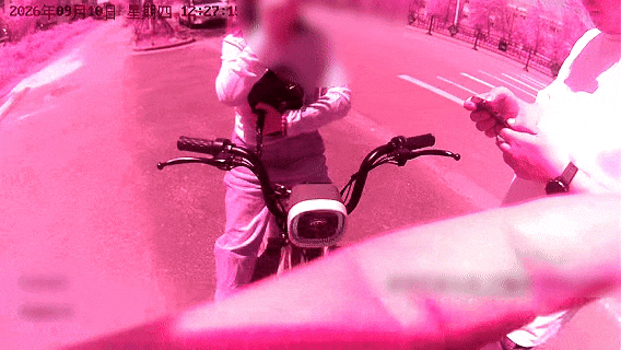 车篓里装着10万元现金，她被民警当街拦下…