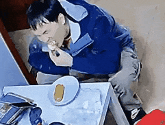 微波炉突然冒烟起火!这个习惯很多人都有…… 微波炉突然冒烟起火!这个习惯很多人都有……