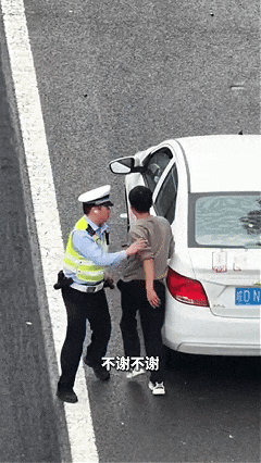 一轿车在合肥高速突然爆胎,警方迅速启动救援 一轿车在合肥高速突然爆胎,警方迅速启动救援
