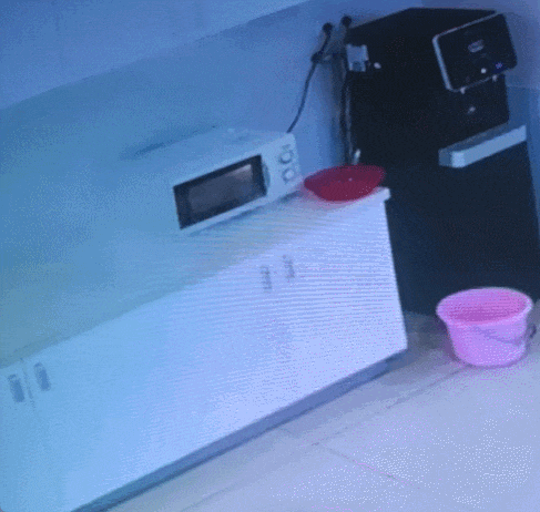 微波炉突然冒烟起火!这个习惯很多人都有…… 微波炉突然冒烟起火!这个习惯很多人都有……