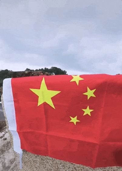 男子误将摩托车停在烈士纪念碑平台，察觉失礼后一番举动让数万网友点赞
