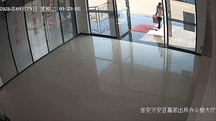 杨大爷拎着一桶山茶油走进派出所 杨大爷拎着一桶山茶油走进派出所