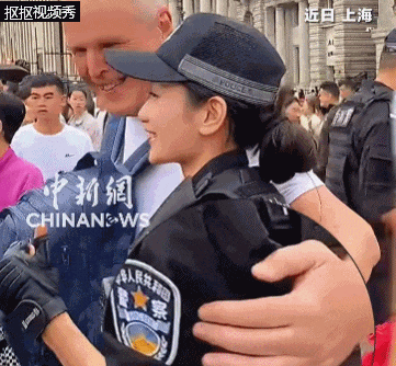 “请不要触碰我”,上海外滩女特警这一幕被点赞!网友:礼貌又有威严 “请不要触碰我”,上海外滩女特警这一幕被点赞!网友:礼貌又有威严