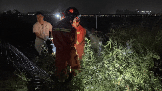 深夜赣江传来呼救声！男子夜钓踩空落水，消防员到场时他正漂在水面……