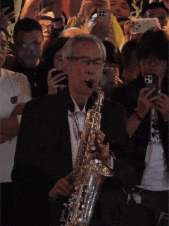大明湖畔的老爷爷，火了！