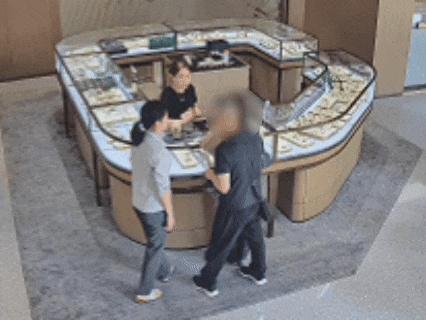 夫妻俩不挑选、不试戴,进店直接点名要买近70万元劳力士……商家紧急报警 夫妻俩不挑选、不试戴,进店直接点名要买近70万元劳力士……商家紧急报警