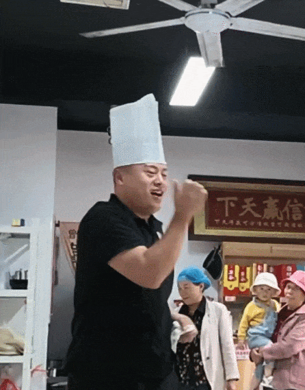临沂炒鸡店老板跳舞走红！在顾客盈门的时刻，他却发声劝大家不要排队