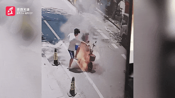 广东街头惊魂瞬间！骑车到半路，屁股底下突然火了！