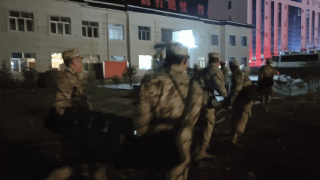 西部战区官兵连夜救援，空军1架无人机飞赴震区勘察；西藏军区、武警西藏总队出动300余名官兵、20余台车辆，采取摩托化机动方式赶赴灾区