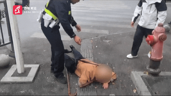 暖心!贵阳街头一老人突然摔倒趴地不起,执勤民警和热心路人合力扶起并陪护 暖心!贵阳街头一老人突然摔倒趴地不起,执勤民警和热心路人合力扶起并陪护