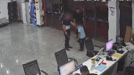 男孩偷超市饮料，被父亲拿戒尺送到派出所“自首”