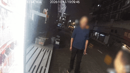 男孩偷超市饮料，被父亲拿戒尺送到派出所“自首”