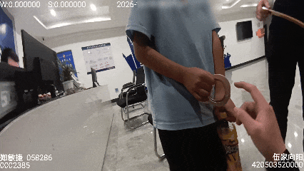 男孩偷超市饮料，被父亲拿戒尺送到派出所“自首”