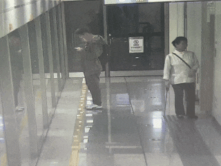 地铁站一卫生间紧闭,保洁员三次敲门询问,门内声音越来越微弱...... 地铁站一卫生间紧闭,保洁员三次敲门询问,门内声音越来越微弱......