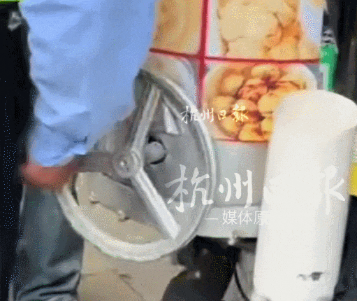 一边劝离占道摊主,一边帮忙摇糍粑!西湖城管这波操作“硬核又温柔” 一边劝离占道摊主,一边帮忙摇糍粑!西湖城管这波操作“硬核又温柔”