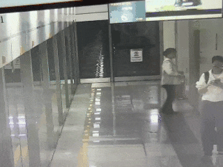 “不对劲！”地铁卫生间一直紧闭，保洁员三次敲门，第三次回应微弱……