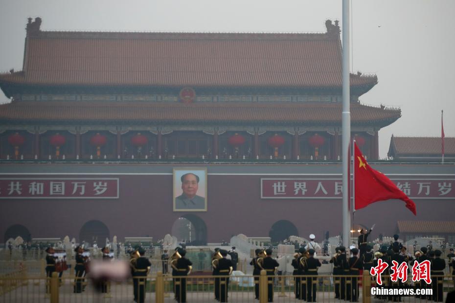 五一劳动节 民众在北京天安门广场观看升旗仪式