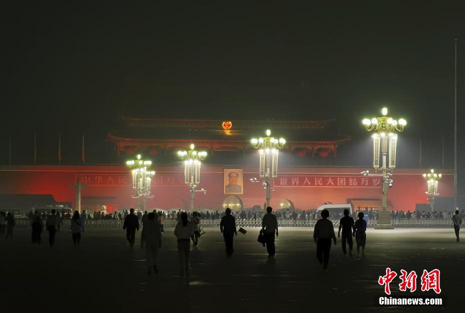 五一劳动节 民众在北京天安门广场观看升旗仪式