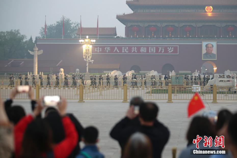 五一劳动节 民众在北京天安门广场观看升旗仪式