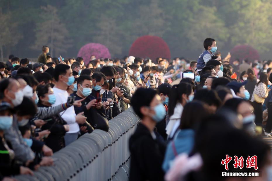 五一劳动节 民众在北京天安门广场观看升旗仪式