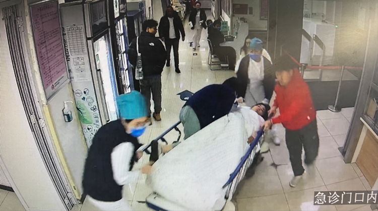 【首都除夕 护卫健康】春节期间，北京妇产医院急诊科生死时速抢救脐带脱垂孕妇