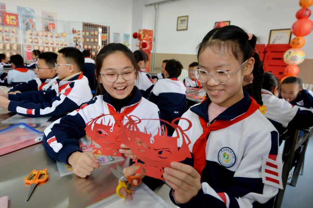 元气满满!开学季“表情包”里的青春模样 元气满满!开学季“表情包”里的青春模样