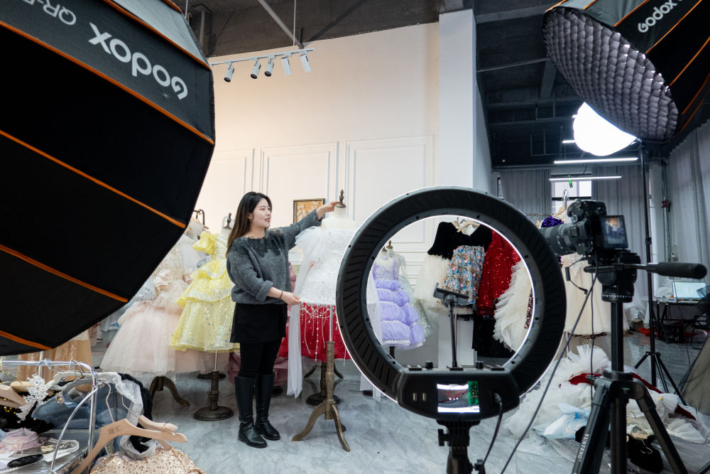 为全球新娘造梦，婚纱小镇“裁”出24亿元“幸福产业”