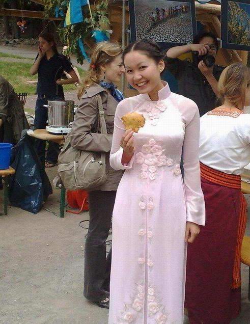 越南村落少女出卖肉体养家人 1次生意仅3元(组图)