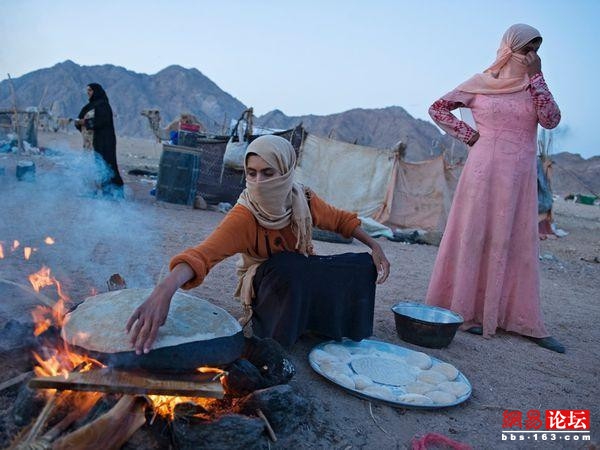 现代游牧民族的潇洒生活 女汉子也很野性
