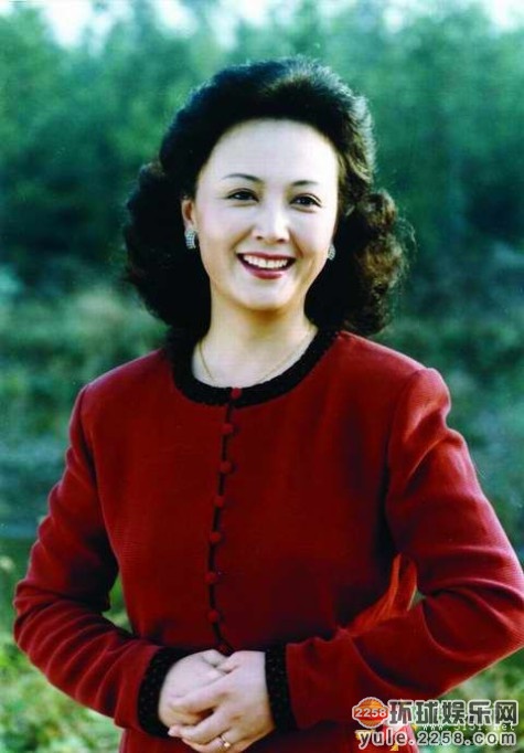 美女主播遇意外:落水走光遭狗啃