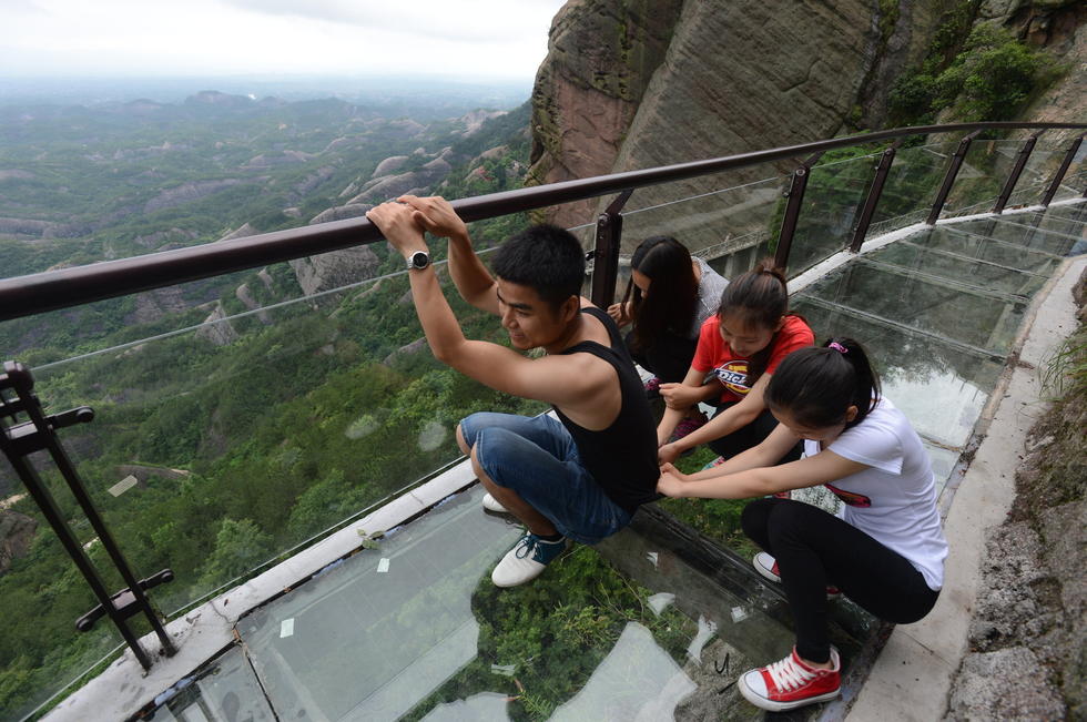 湖南300米高音乐玻璃栈道亮相 游客腿吓软只能蹲着走