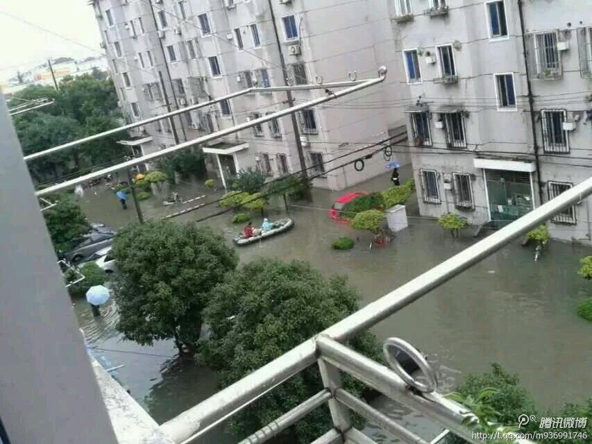 组图:上海暴雨致内涝 市民纷纷划船出行