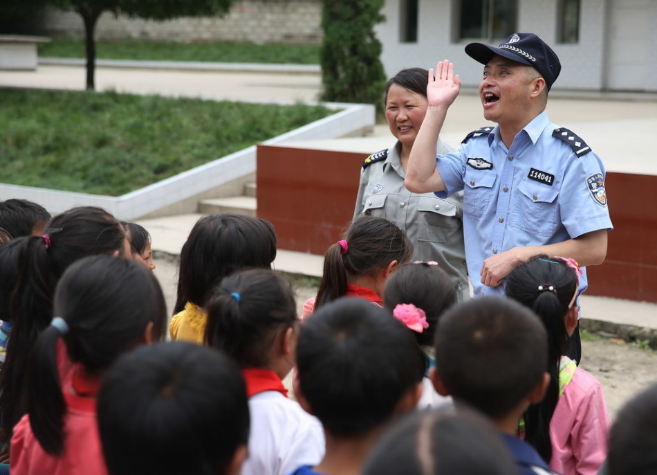 盲警以妻子为眼 驻站铁路十余年