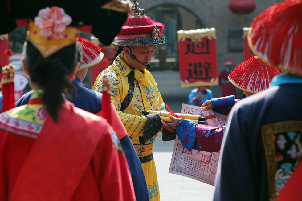 高考状元游街图片