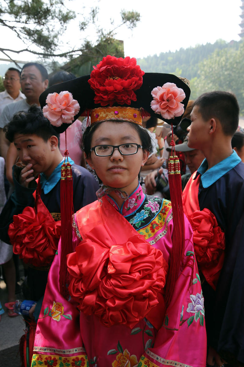 山西晋城:高考状元骑马游街 扎堆领奖金