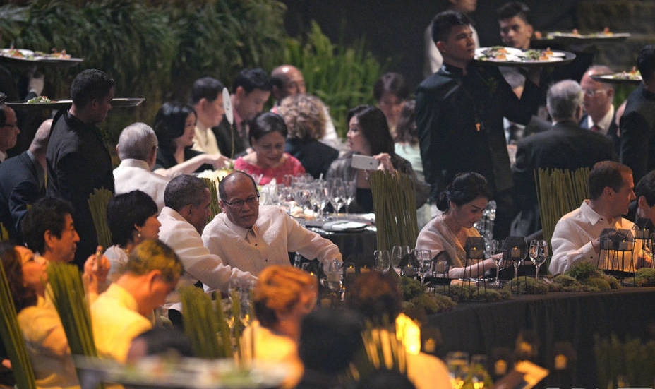 apec晚宴现场 领导人上演传统服装秀