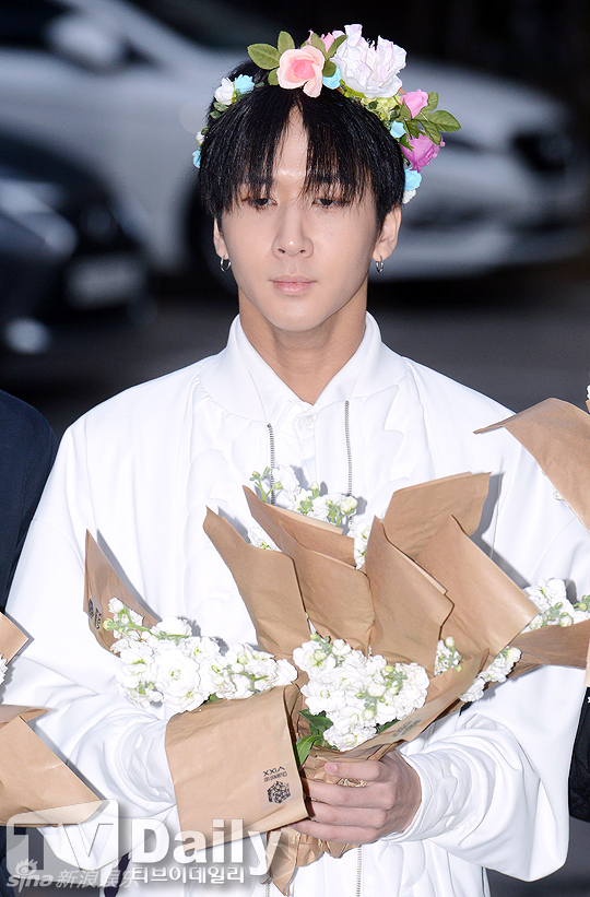 韩女团不惧低温玩制服诱惑 男团头戴花环可爱