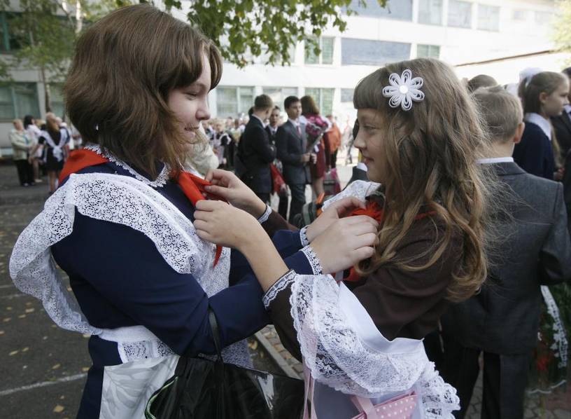 俄罗斯一学校举行少先队入队仪式