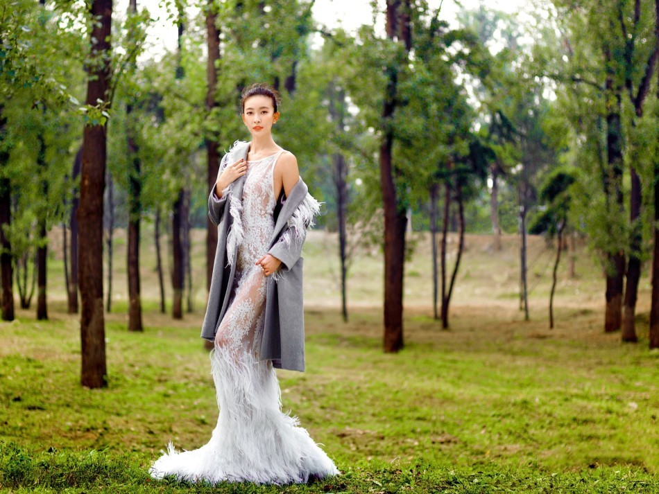 组图:周知优雅婚纱大片曝光 尽显迷人轮廓曲线