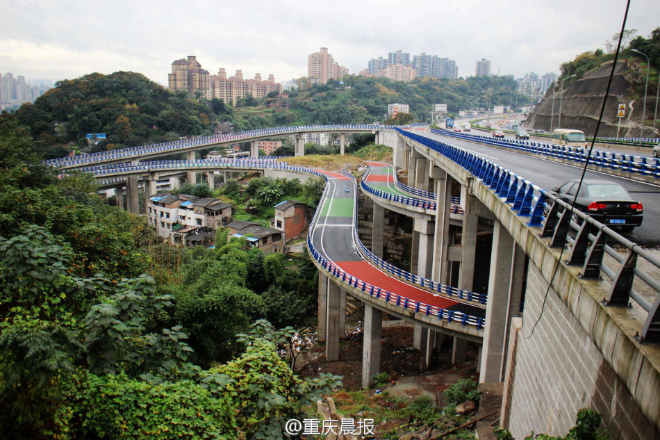 重慶南岸區在建的東水門大橋南立交工程,總投資達12億元,預計明年