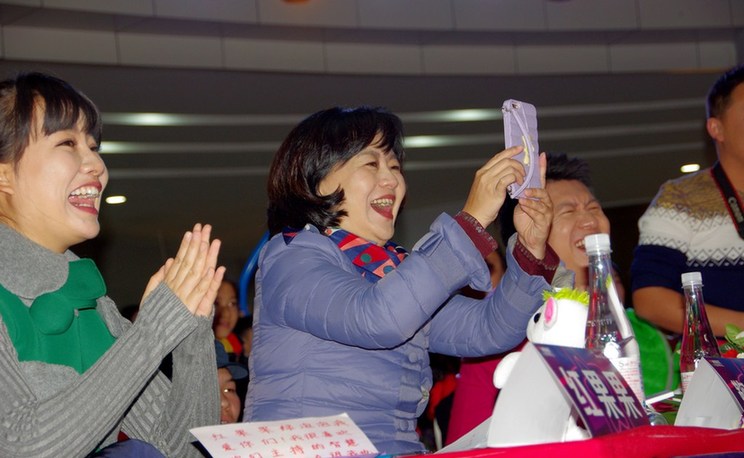 49岁鞠萍发福脸肿玩自拍大笑