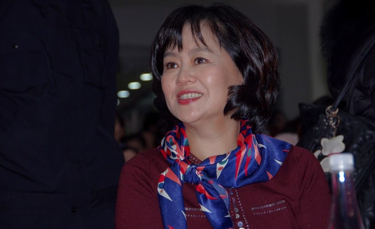 49岁鞠萍发福脸肿玩自拍大笑