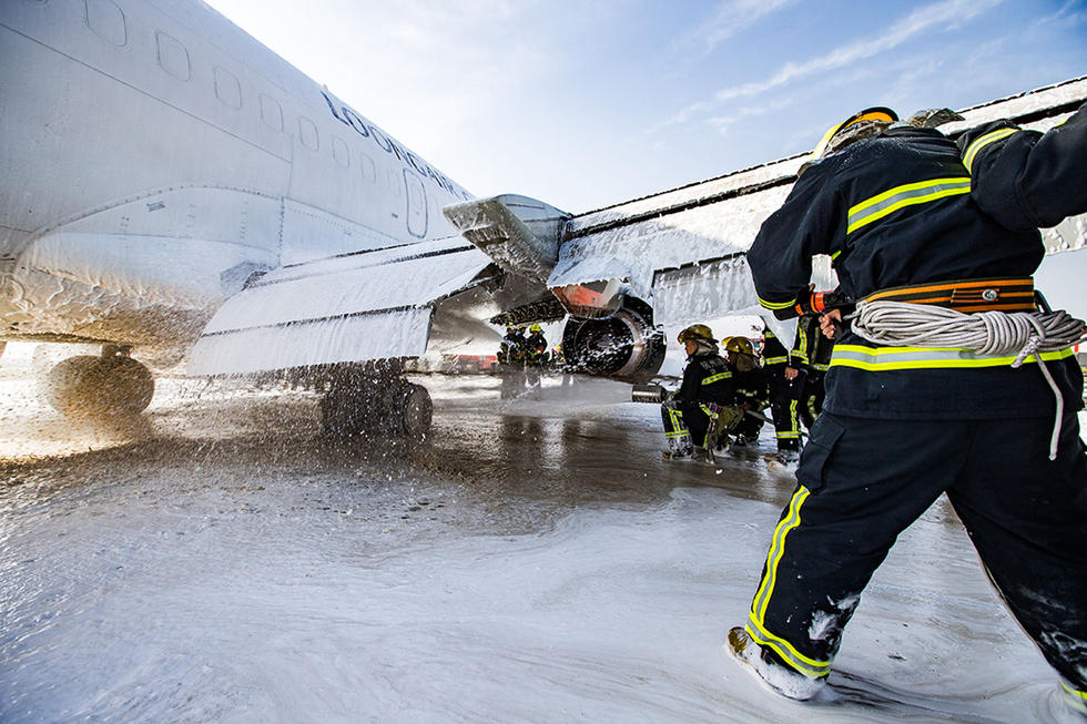 浙江货机轮胎爆裂迫降 机上人员表情淡定