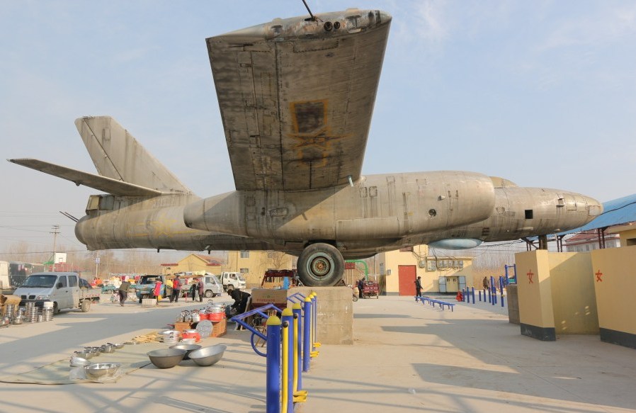 山东一农村赶集现场 现两架退役轰炸机