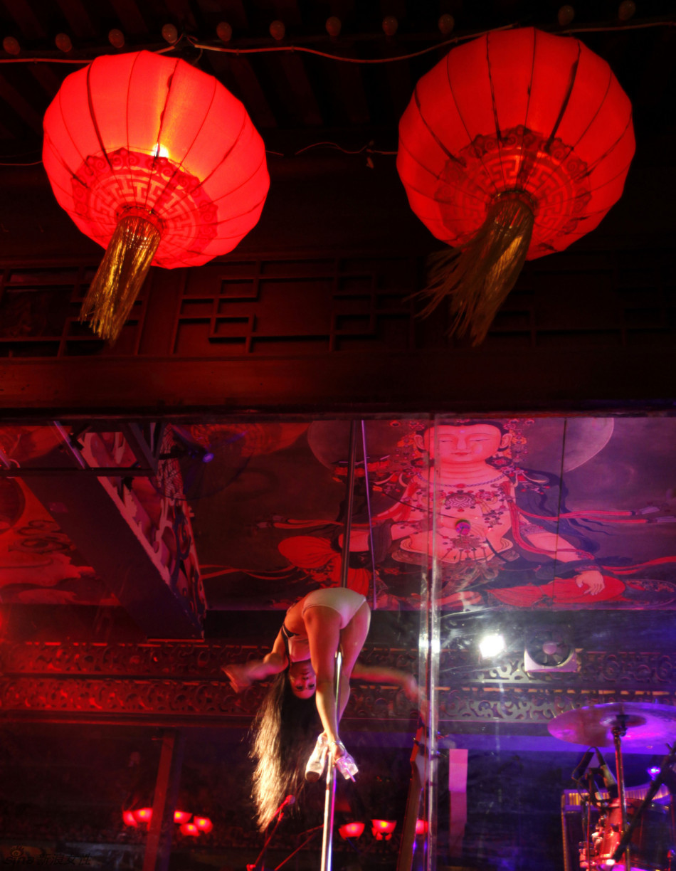 欲望精灵 探秘北京后海夜色里的钢管舞者