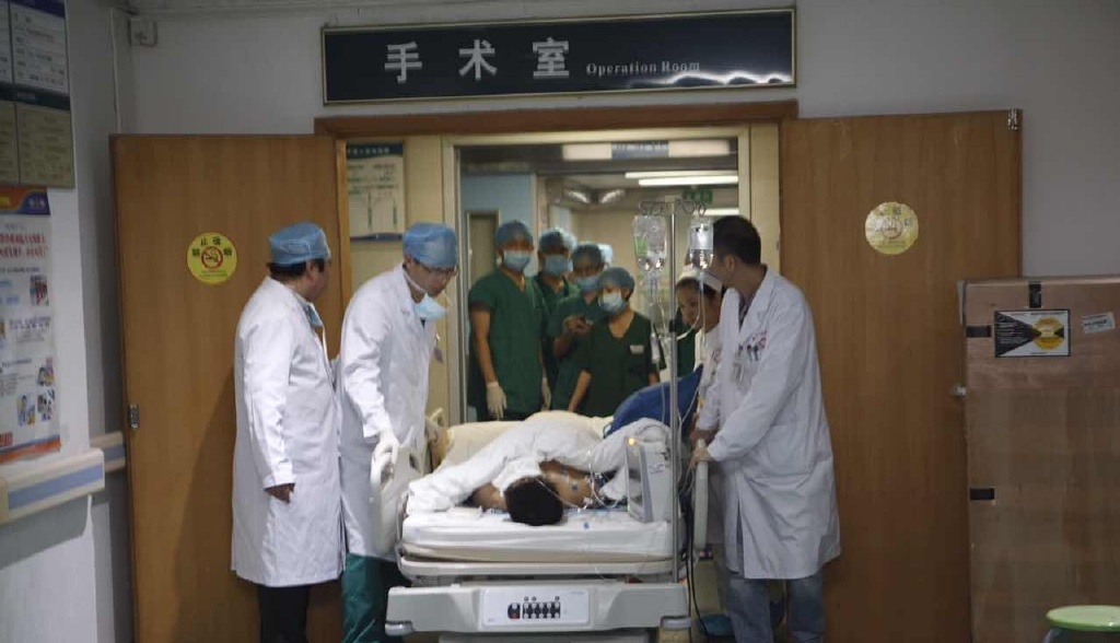 滑坡首位幸存者小田被推出手术室
