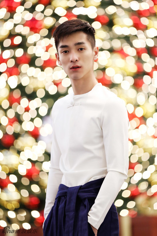 组图:秦亦铭时尚街拍曝光 萌帅坏笑成少女杀手