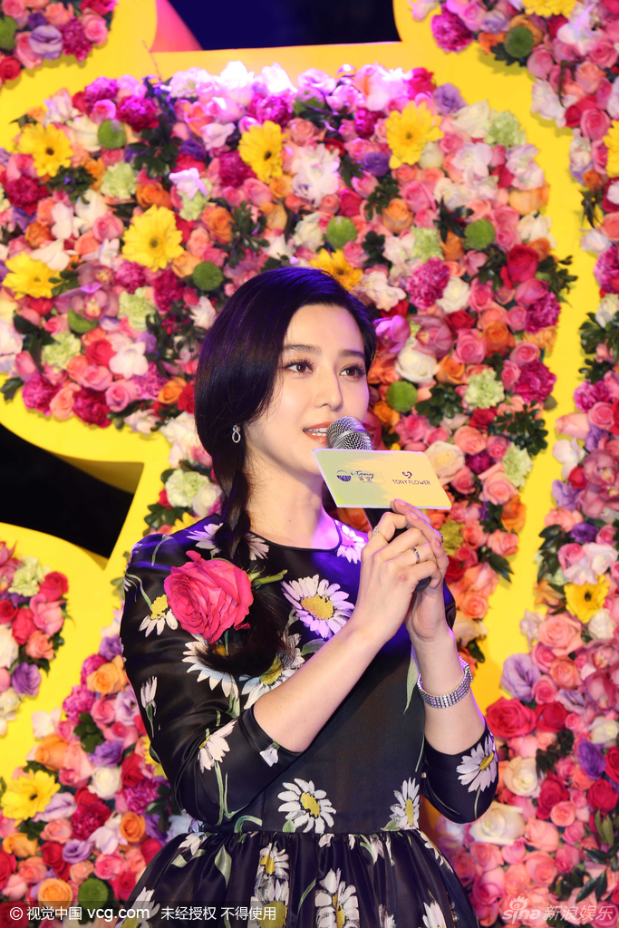 组图:范冰冰为好友饭堂站台 梳麻花辫似少女