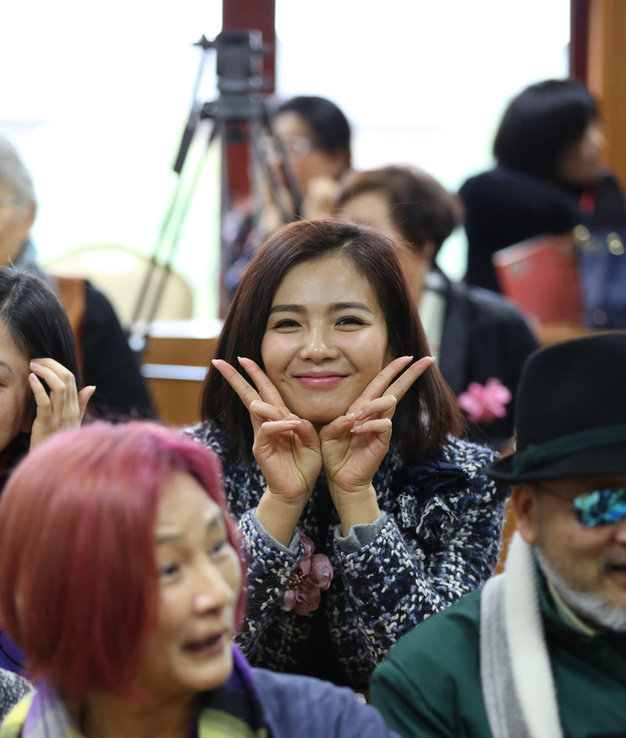 郑佩佩上海过70大寿 亲笔回忆录自传出版